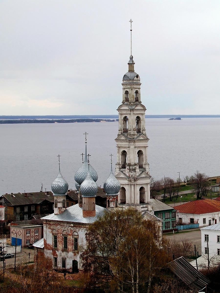 общий вид в ландшафте. Храмовый комплекс. Соборы Входа Господня в Иерусалим  и Успения Пресвятой Богородицы и церковь Георгия Победоносца в колокольне, Юрьевец (Юрьевецкий район, Ивановская область)