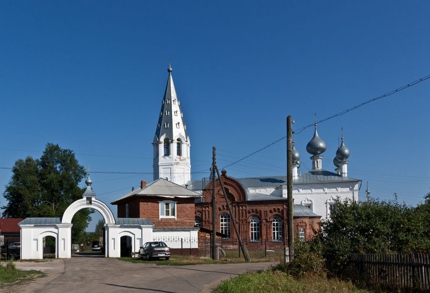 Ёлнать. Церковь Воскресения Христова. общий вид в ландшафте