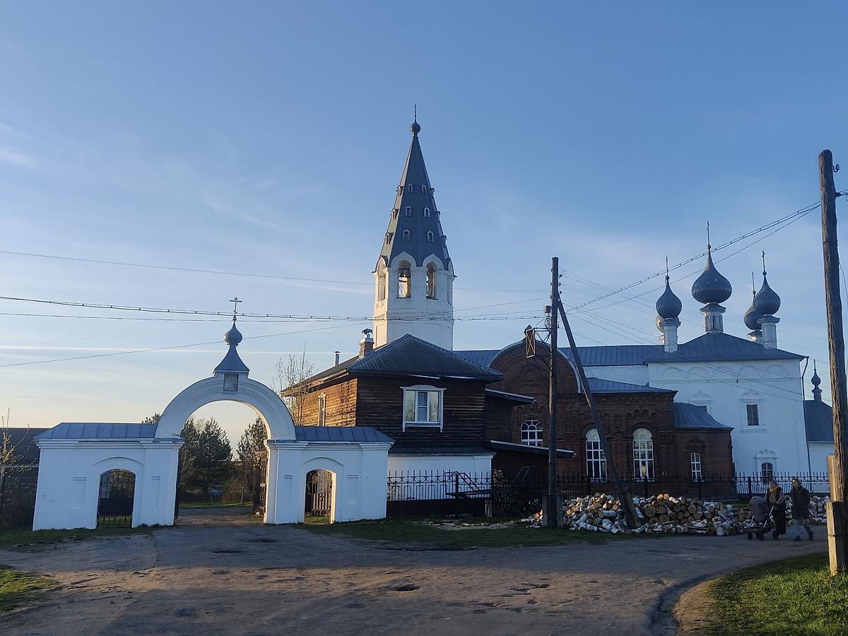 Общий вид на храм со святыми воротами с Юга, общий вид в ландшафте. Церковь Воскресения Христова, Ёлнать (Юрьевецкий район, Ивановская область)
