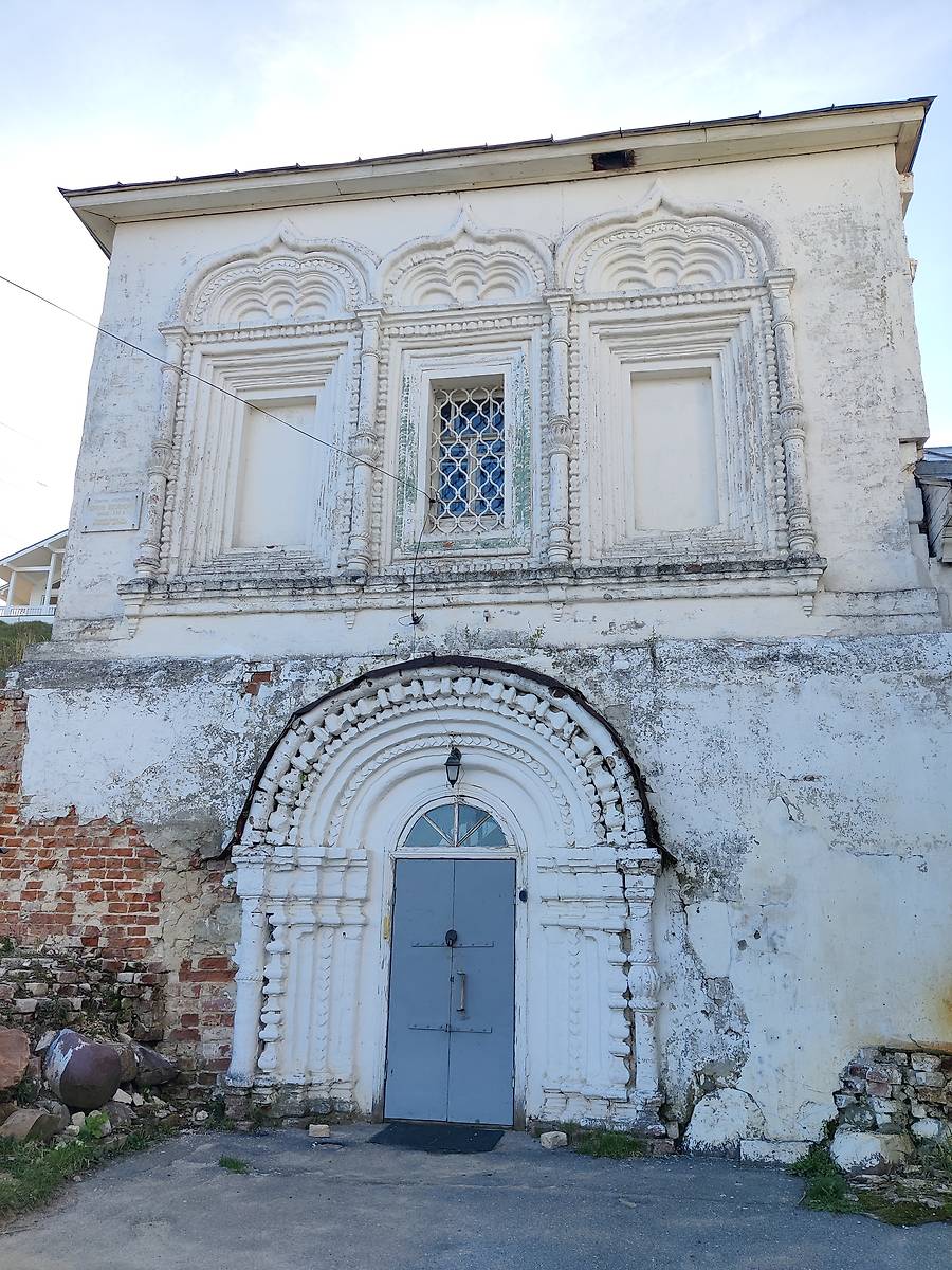 Главный вход в храм через пристроенную с Юго-Западной стороны трапезной колокольню., архитектурные детали. Церковь Богоявления Господня, Юрьевец (Юрьевецкий район, Ивановская область)