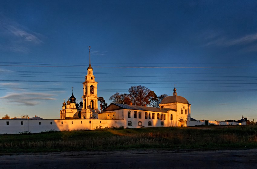Тимирязево. Николо-Тихонов Лухский монастырь. общий вид в ландшафте