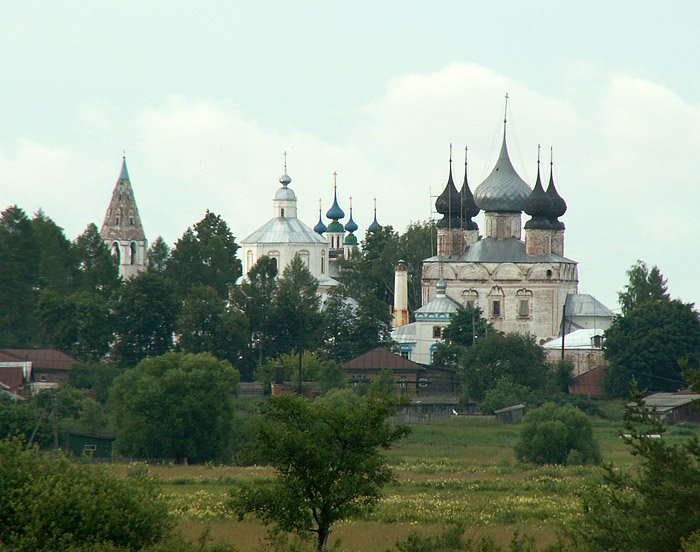 Лух. Ансамбль Воскресенской и Успенской церквей и Троицкого собора. фасады, С моста через р. Лух