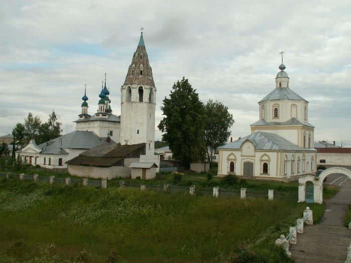 Лух. Ансамбль Воскресенской и Успенской церквей и Троицкого собора. фасады, Деревья на валах спилены: здесь будут возводить деревянную крепость...