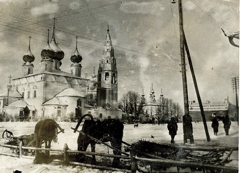 Лух. Ансамбль Воскресенской и Успенской церквей и Троицкого собора. архивная фотография, Фото с сайта http://vluhe.ru/?p=33796#more-33796