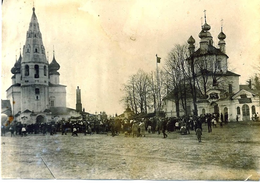 Лух. Ансамбль Воскресенской и Успенской церквей и Троицкого собора. архивная фотография, Фото с сайта http://vluhe.ru/?p=33796#more-33796