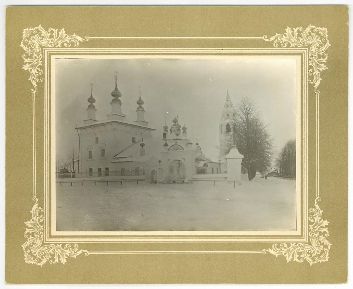 Троицкий собор (слева) и Успенская церковь (справа). Начало XX века. goskatalog.ru, архивная фотография. Ансамбль Воскресенской и Успенской церквей и Троицкого собора, Лух (Лухский район, Ивановская область)