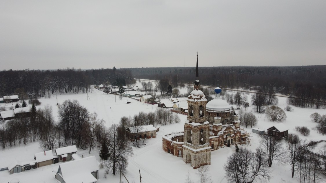 Церковь Успения Пресвятой Богородицы, Пархачёво (Родниковский район, Ивановская область). общий вид в ландшафте