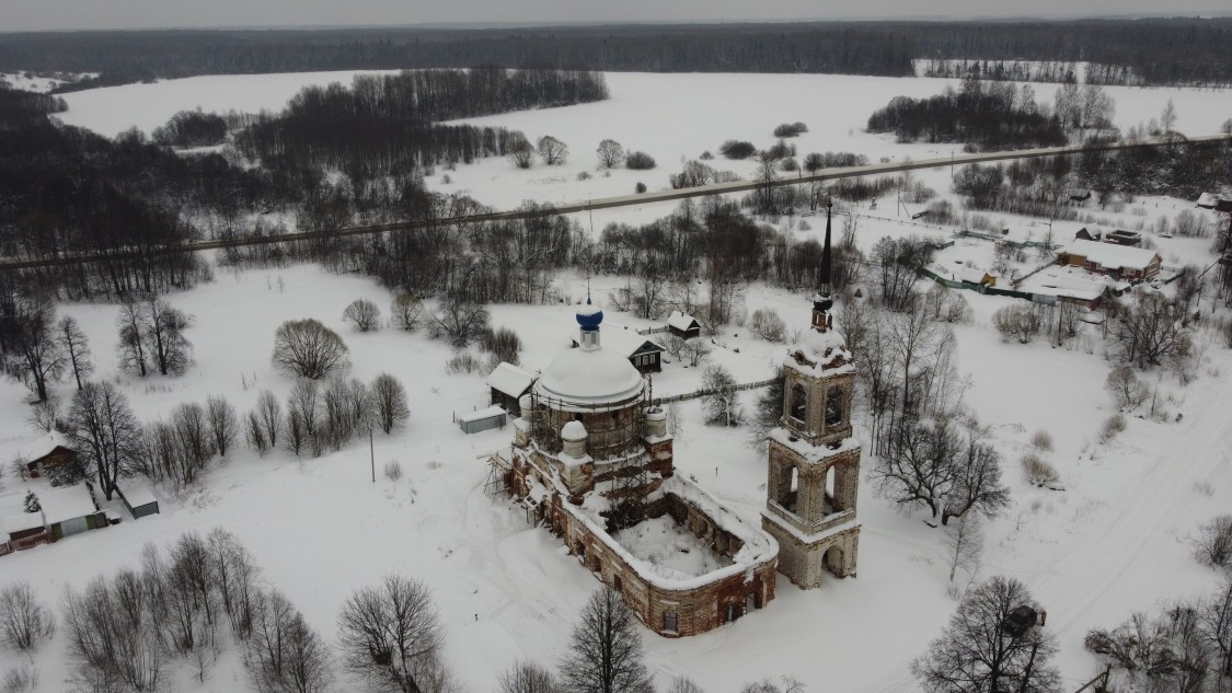 Пархачёво. Церковь Успения Пресвятой Богородицы. общий вид в ландшафте