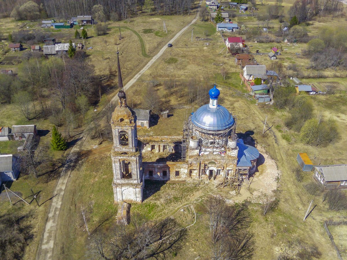 Церковь Успения Пресвятой Богородицы, Пархачёво (Родниковский район, Ивановская область). общий вид в ландшафте, Вид с юга