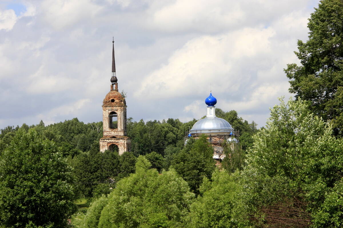 Церковь Успения Пресвятой Богородицы, Пархачёво (Родниковский район, Ивановская область). общий вид в ландшафте