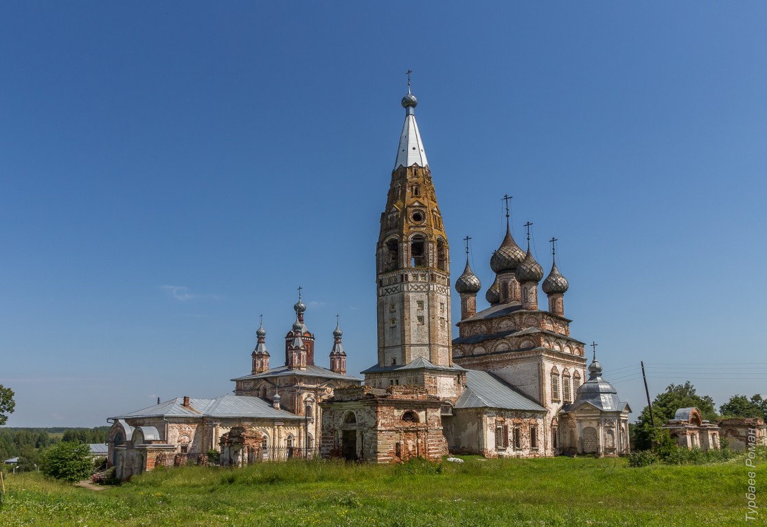 Парское. Ансамбль церквей Усекновения главы Иоанна Предтечи и Вознесения Господня. общий вид в ландшафте, Общий вид с юго-востока