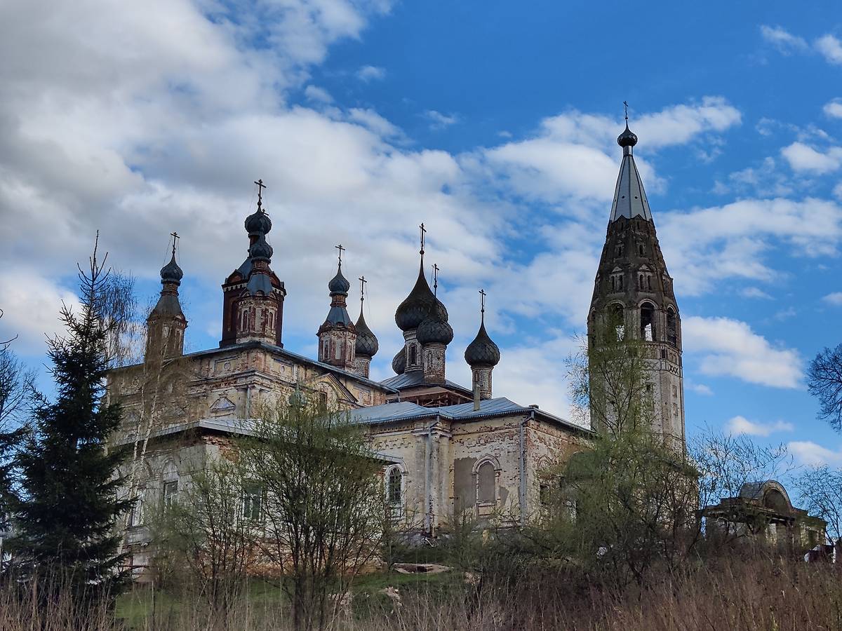 Общий вид на ансамбль с Северо-Запада, фасады. Храмовый комплекс. Церкви Усекновения главы Иоанна Предтечи и Вознесения Господня, Парское (Родниковский район, Ивановская область)