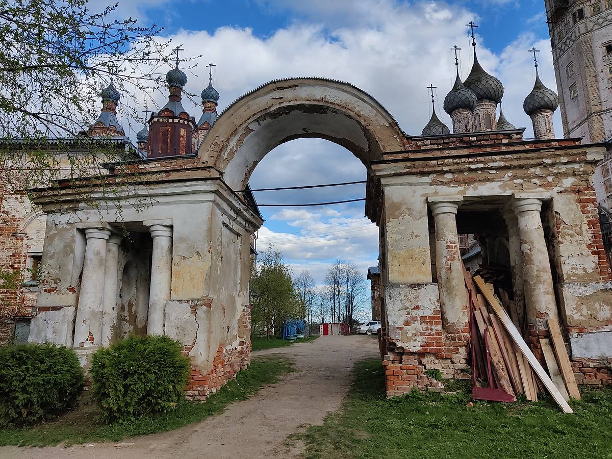 Главные (Западные) ворота на территорию храмового комплекса, дополнительная информация. Храмовый комплекс. Церкви Усекновения главы Иоанна Предтечи и Вознесения Господня, Парское (Родниковский район, Ивановская область)