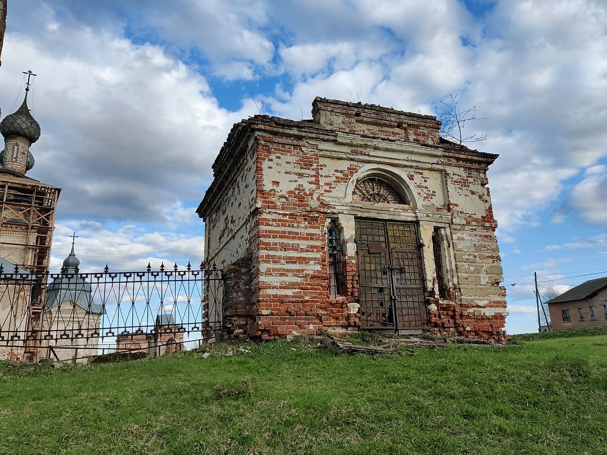 Часовня на углу ограды в Юго-Западной части комплекса, дополнительная информация. Храмовый комплекс. Церкви Усекновения главы Иоанна Предтечи и Вознесения Господня, Парское (Родниковский район, Ивановская область)