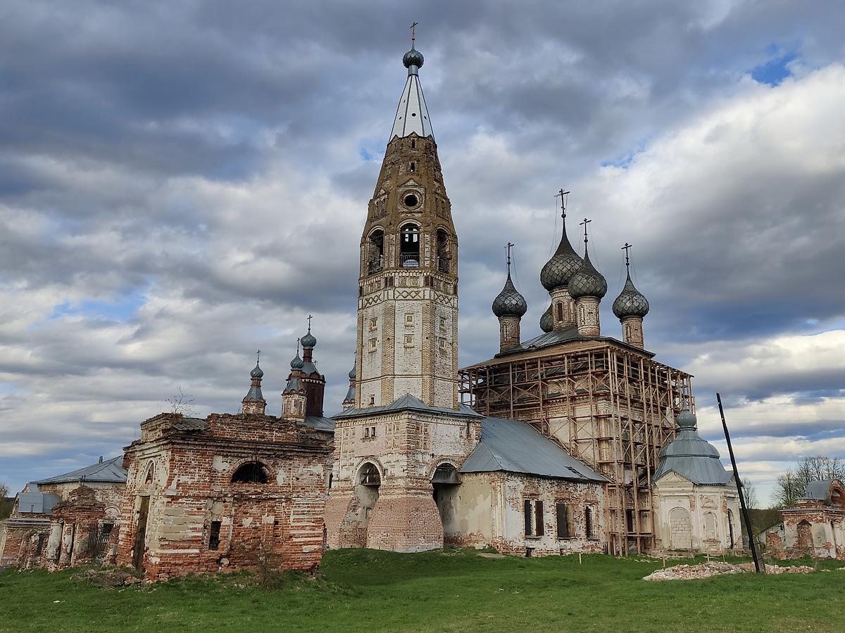 Общий вид с Юго-Запада. На переднем плане неизвестная часовня. У основания колокольни хорошо видны восстановленные контрфорсы., фасады. Храмовый комплекс. Церкви Усекновения главы Иоанна Предтечи и Вознесения Господня, Парское (Родниковский район, Ивановская область)