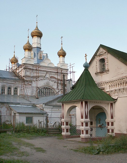 Храмовый комплекс. Церкви Илии Пророка и Николая Чудотворца, Тейково (Тейковский район, Ивановская область). фасады, Никольская церковь и крыльцо Ильинского храма