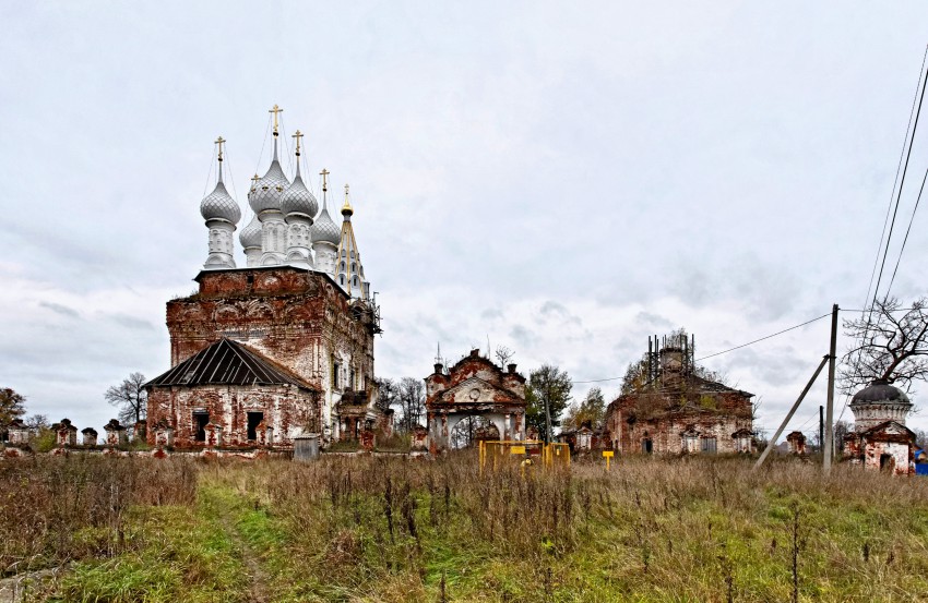 Дунилово. Храмовый комплекс. Церкви Покрова Пресвятой Богородицы и Всех Святых. общий вид в ландшафте