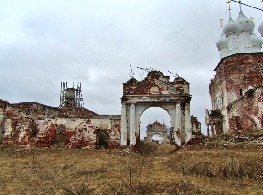 Дунилово. Храмовый комплекс. Церкви Покрова Пресвятой Богородицы и Всех Святых. дополнительная информация, западные ворота храмового комплекса