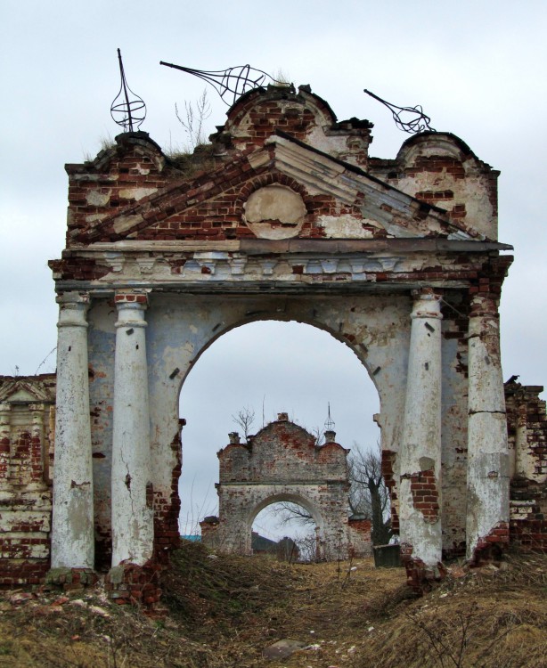 Дунилово. Храмовый комплекс. Церкви Покрова Пресвятой Богородицы и Всех Святых. дополнительная информация, восточные ворота храмового комплекса сквозь арку западных ворот