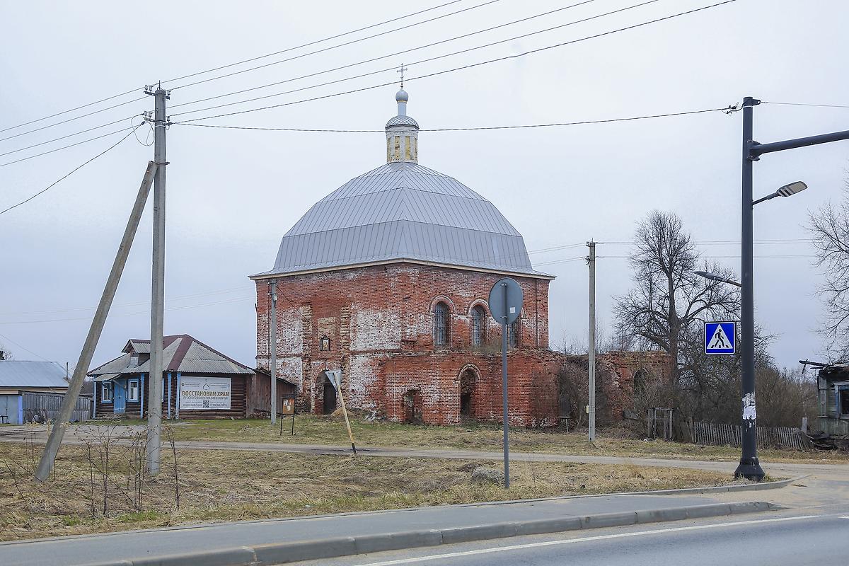 общий вид в ландшафте. Церковь Георгия Победоносца, Якшино (Тейковский район, Ивановская область)