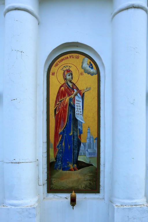 Церковь Усекновения главы Иоанна Предтечи, Кибергино (Тейковский район, Ивановская область). архитектурные детали, Образ Боголюбивой Богоматери на фасаде церкви