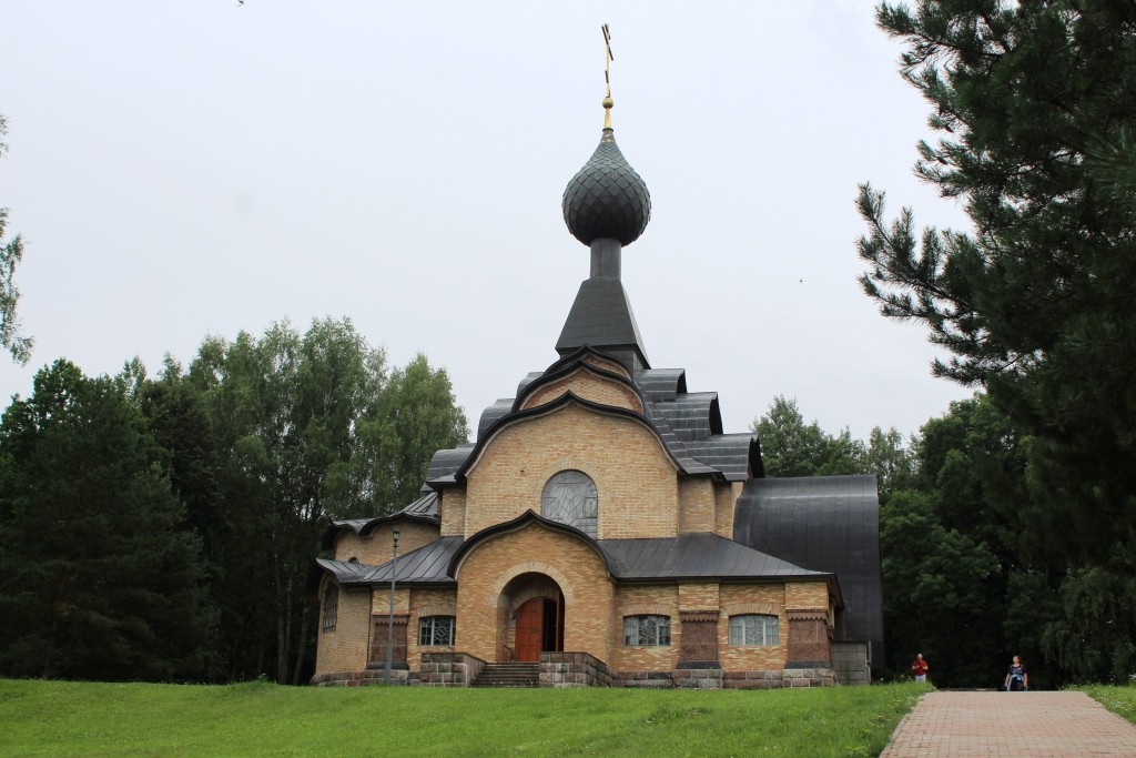 Церковь Святого Духа, Флёново (Смоленский район, Смоленская область). фасады, Вид с дорожки, ведущей к церкви
