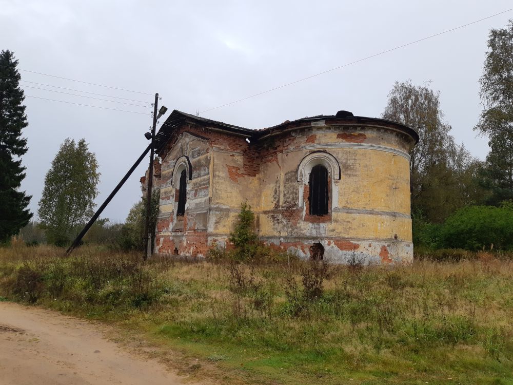 Церковь Воздвижения Креста Господня, Часовенская (Волховский район, Ленинградская область). интерьер и убранство, К сожалению купол рухнул....