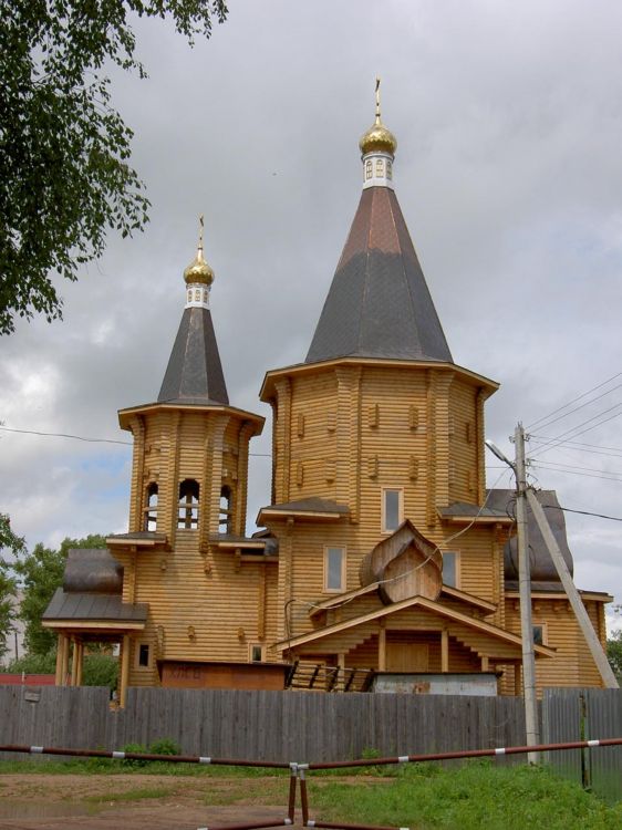 Лотошино. Церковь Серафима Саровского. общий вид в ландшафте, Вид с юга