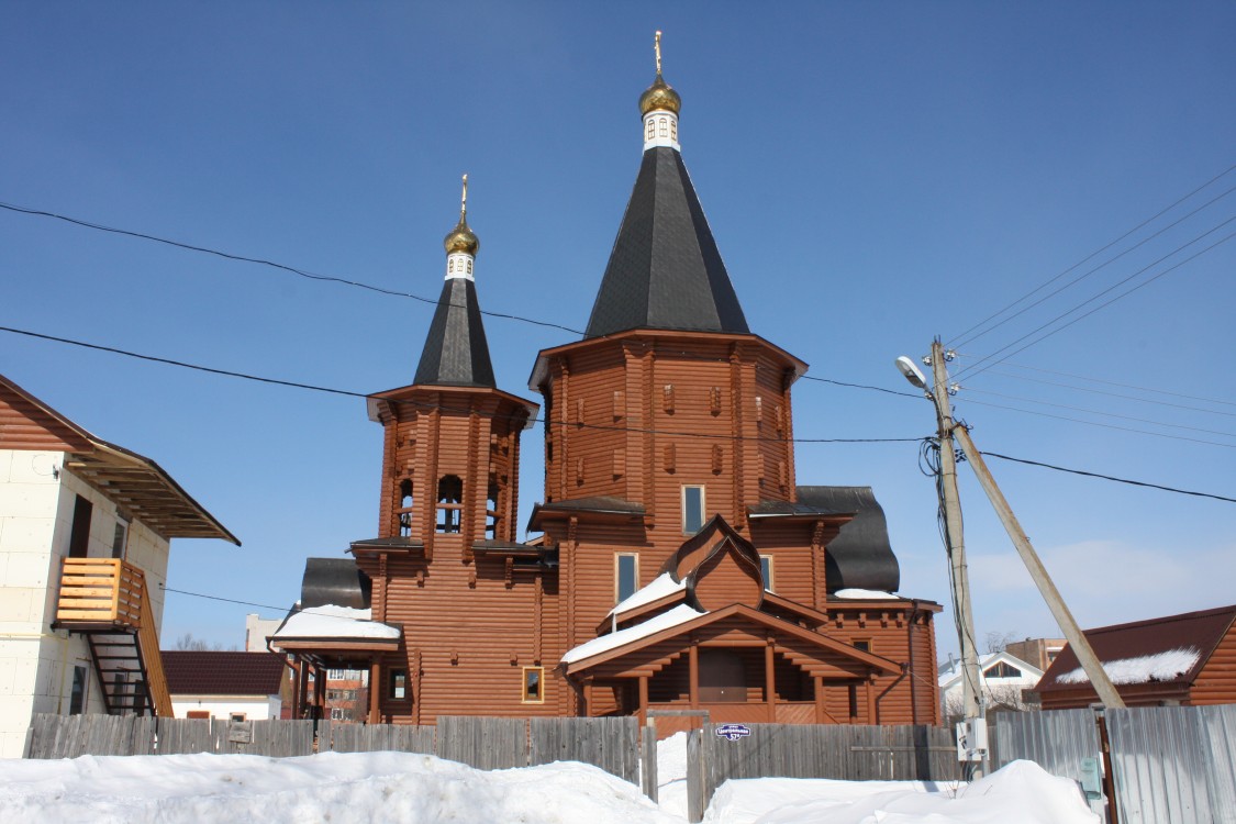 Лотошино. Церковь Серафима Саровского. общий вид в ландшафте