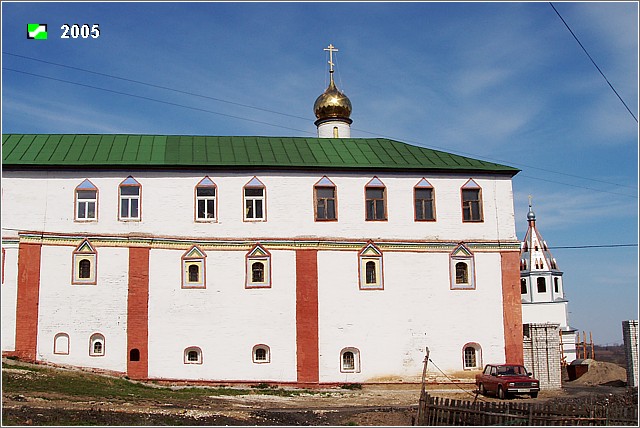 Небылое. Успенский Косьмин мужской монастырь. Церковь Спаса Преображения. фасады, Вид главы Спасской церкви с запада, со стороны Келейного корпуса