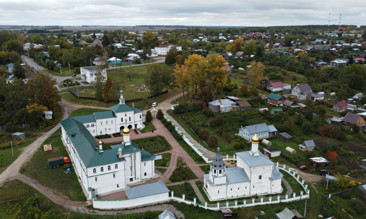 Успенский Косьмин мужской монастырь. Церковь Преображения Господня, Небылое (Юрьев-Польский район, Владимирская область). общий вид в ландшафте