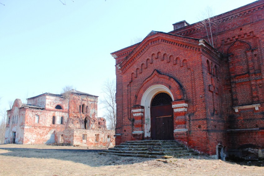 Дмитровский монастырь, Кашин (Кашинский городской округ, Тверская область). общий вид в ландшафте, Вид с юго-запада: слева - Троицкий собор, справа - вход в собор Страстной иконы Божией Матери