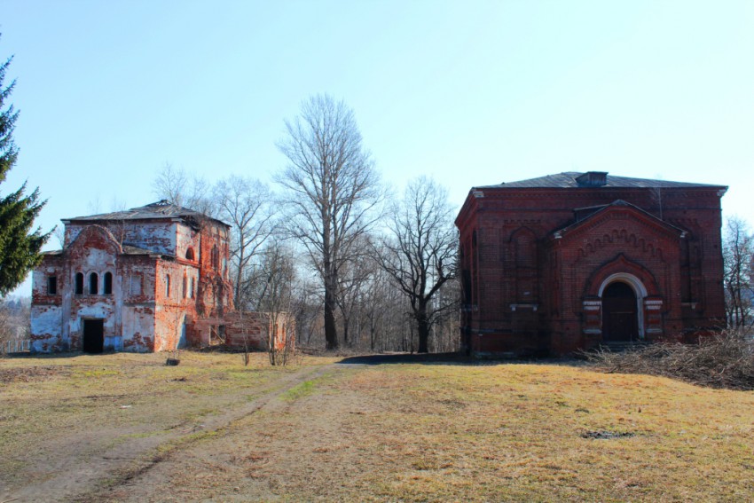 Дмитровский монастырь, Кашин (Кашинский городской округ, Тверская область). общий вид в ландшафте, Вид с запада: слева - Троицкий собор, справа - собор Страстной иконы Божией Матери