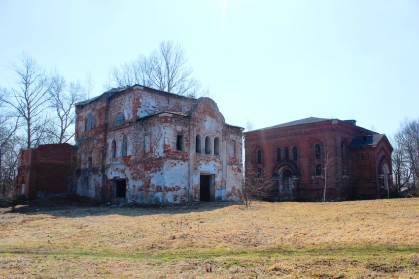 Дмитровский монастырь, Кашин (Кашинский городской округ, Тверская область). общий вид в ландшафте, Вид с северо-запада: слева - Троицкий собор, справа - собор Страстной иконы Божией Матери