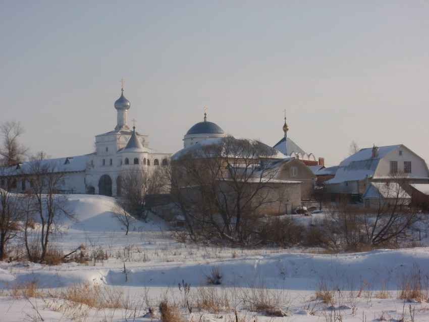 Николаевский Клобуков монастырь, Кашин (Кашинский городской округ, Тверская область). общий вид в ландшафте, Клобуков Николаевский монастырь зимой вид с набережной реки Кашинки