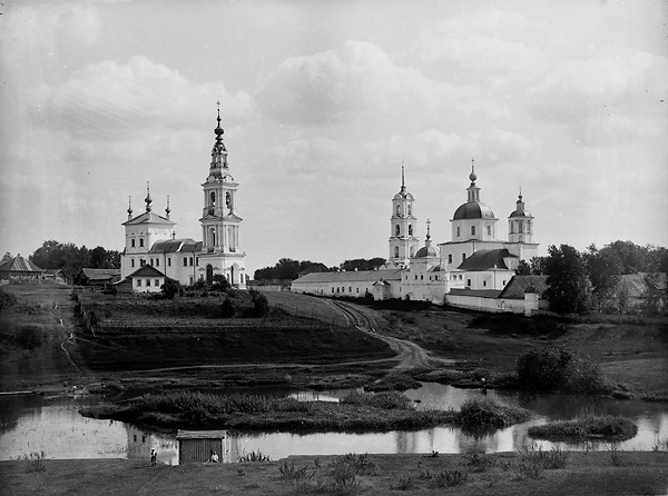 Николаевский Клобуков монастырь, Кашин (Кашинский городской округ, Тверская область). архивная фотография, Введенская церковь и Николаевский Клобуков монастырь. Фотография В.А.Колотильщикова нач. ХХ в.(Кашинский архивный отдел, Кашинский краеведческий музей) на сайте http://kashin.fo.ru