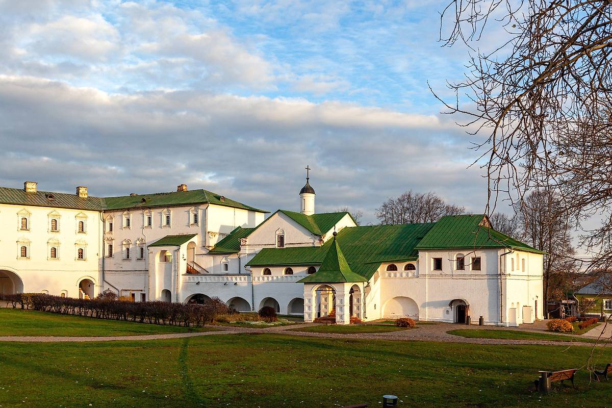 общий вид в ландшафте. Домовая церковь Благовещения Пресвятой Богородицы в епископских (архиерейских) палатах, Суздаль (Суздальский район, Владимирская область)