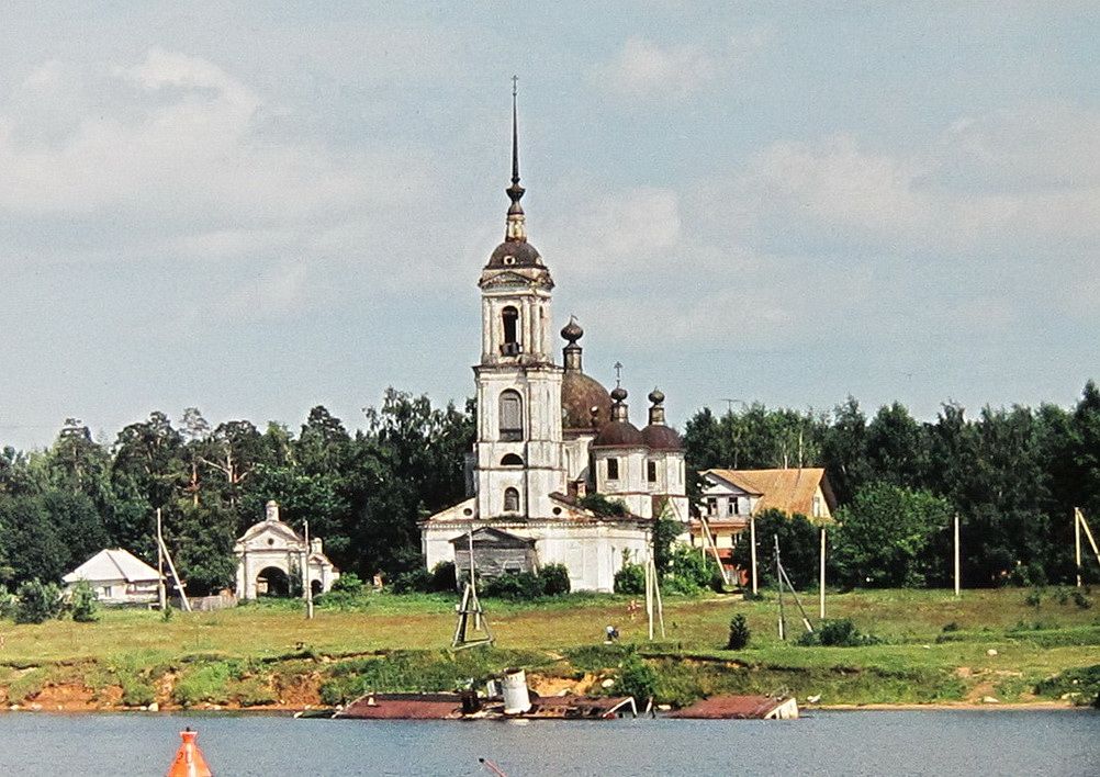 Церковь Вознесения Господня, Охотино (Мышкинский район, Ярославская область). общий вид в ландшафте, Вознесенская церковь в Охотино.