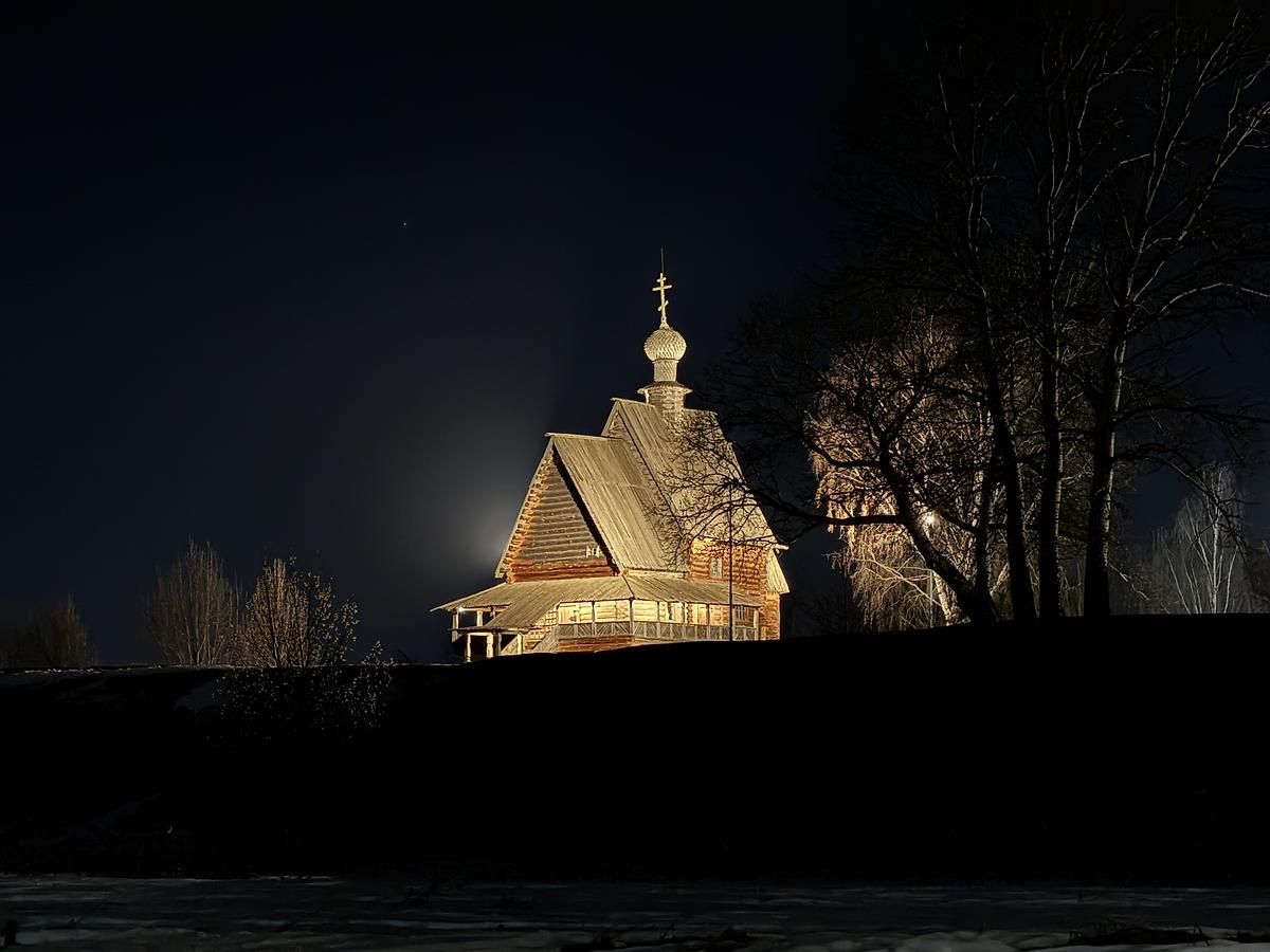 Вид через Каменку в ночной подсветке, художественные фотографии. Музей деревянного зодчества. Церковь Николая Чудотворца из с. Глотово, Суздаль (Суздальский район, Владимирская область)