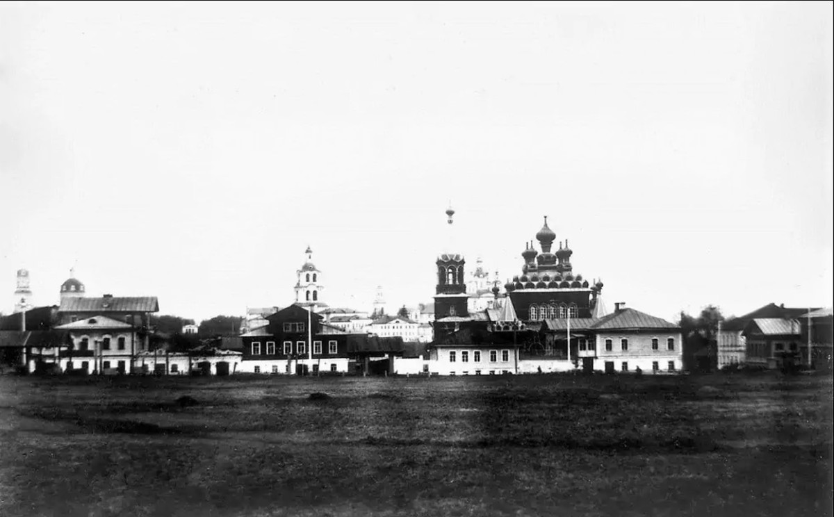 Собор Серафима Саровского, Вятка (Киров) (Вятка (Киров), город, Кировская область). архивная фотография, Вид на фоне городской застройки Вятки. Фото нач. ХХ века.