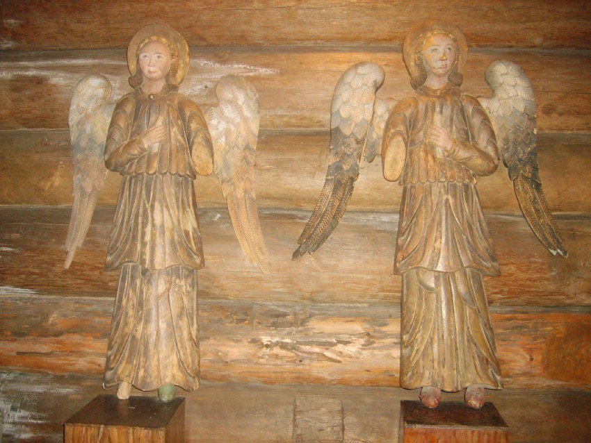 Церковь Михаила Архангела, Слободской (Слободской район, Кировская область). интерьер и убранство, деревянные храмовые фигуры, которые демонстрируются в церкви Михаила Архангела