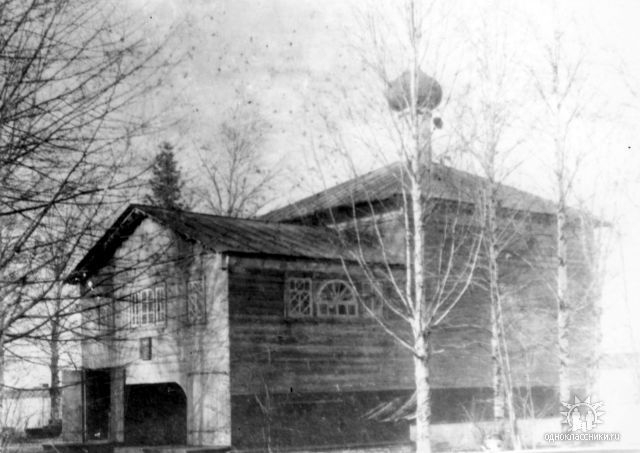 Церковь Михаила Архангела, Слободской (Слободской район, Кировская область). архивная фотография, Церковь до реставрации и перемещения на площадь. Слева видна часть ограды монастыря