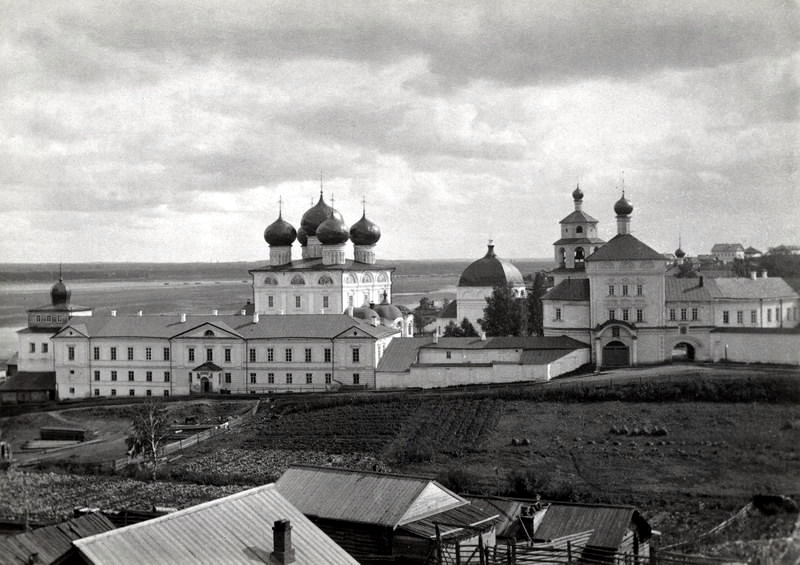Успенский Трифонов монастырь, Вятка (Киров) (Вятка (Киров), город, Кировская область). архивная фотография, Вид на трифонов монастырь (с кремлевского холма). 1900-е гг. Автор фото - С. Лобовиков. С сайта russiainphoto.ru