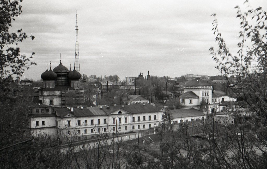 Успенский Трифонов монастырь, Вятка (Киров) (Вятка (Киров), город, Кировская область). фасады, Вятский Трифонов монастырь.На переднем плане Угловая башня ограды и братский корпус,за ними Успенский собор,правее обезглавленная церковь Николая Марликийского.