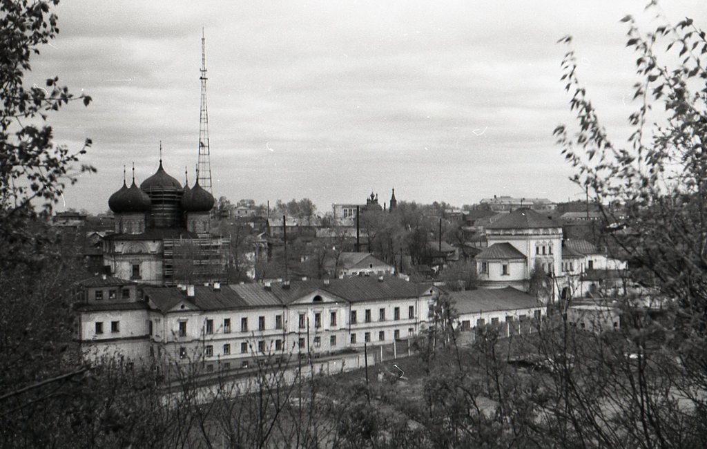 Вятка (Киров). Успенский Трифонов монастырь. фасады, Вятский Трифонов монастырь.На переднем плане Угловая башня ограды и братский корпус,за ними Успенский собор,правее обезглавленная церковь Николая Марликийского.