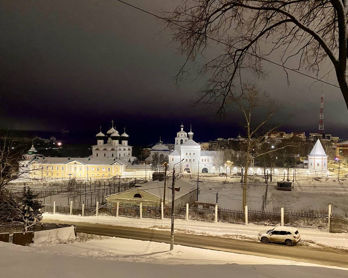 Монастырь ночью, вид от Архиерейского подворья, художественные фотографии. Успенский Трифонов монастырь, Вятка (Киров) (Вятка (Киров), город, Кировская область)