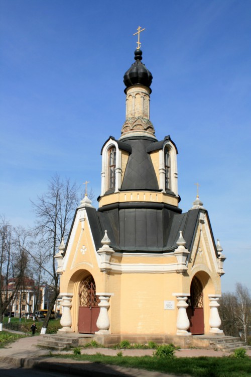 Часовня Михаила Архангела у Раздерихинского оврага (новая), Вятка (Киров) (Вятка (Киров), город, Кировская область). общий вид в ландшафте