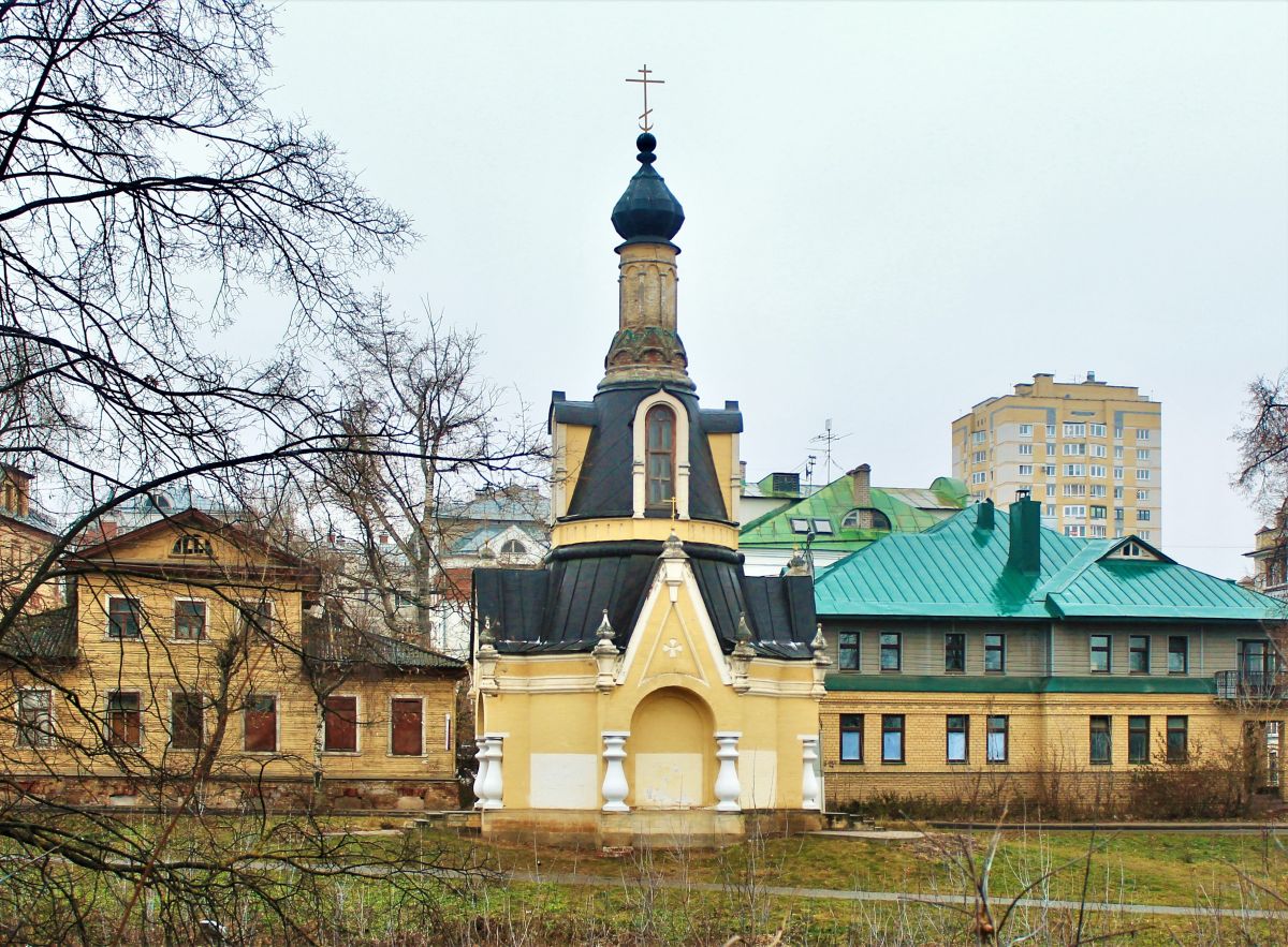 Вятка (Киров). Часовня Михаила Архангела у Раздерихинского оврага (новая). общий вид в ландшафте, Вид с востока, через овраг