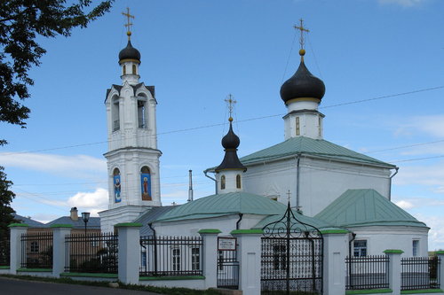 Волоколамск. Церковь Покрова Пресвятой Богородицы. фасады, Колокольня храма сильно наклонена, что видно даже на снимке. Отклонение от вертикали составляет почти один метр. Наша 