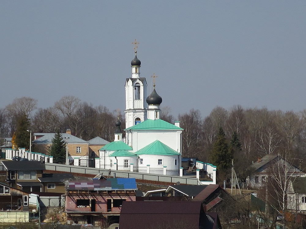 Церковь Покрова Пресвятой Богородицы, Волоколамск (Волоколамский городской округ, Московская область). общий вид в ландшафте, Церковь Покрова Пресвятой Богородицы. Колокольня храма имеет заметный наклон в сторону.